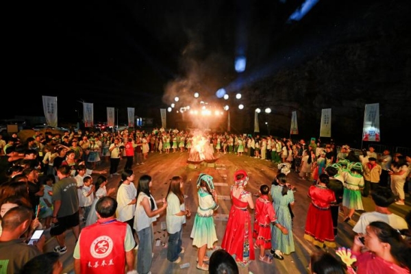 篝火晚會點燃現場激情。主辦方供圖