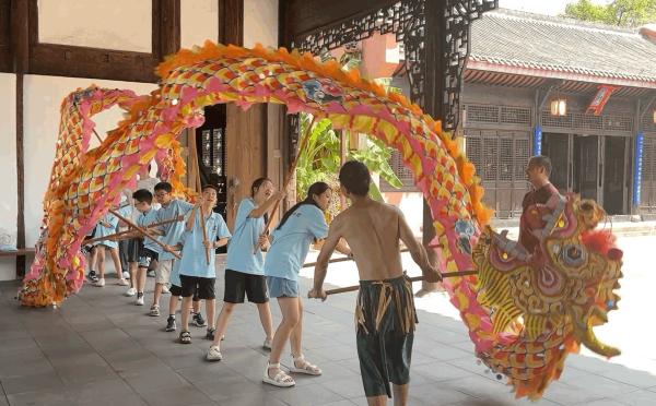 青少年體驗舞龍。葉茂攝