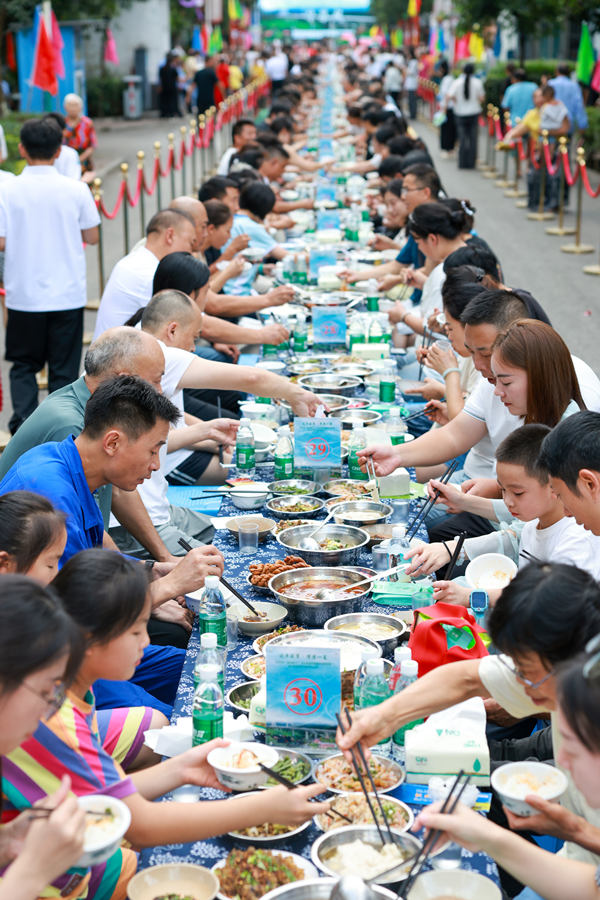 百米伏羊長宴開席。王京華攝
