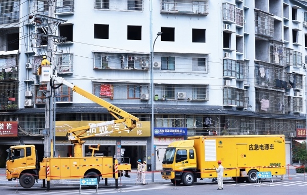 電力員工開展電力設施應急搶修作業。國網重慶大足供圖