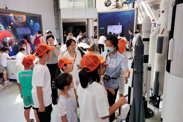 小星星志愿者走進重慶科技館。渝中區圖書館供圖