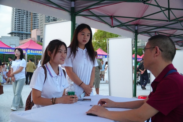 學員了解崗位信息。付沖攝