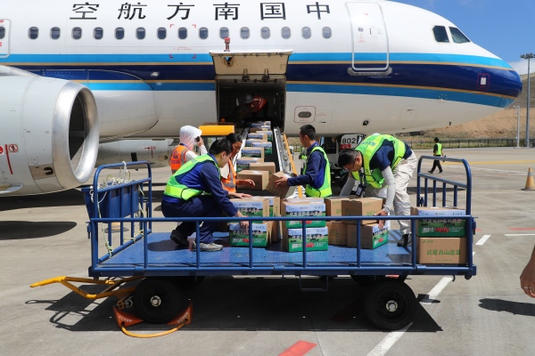 高山番茄正裝載上機。代君君攝