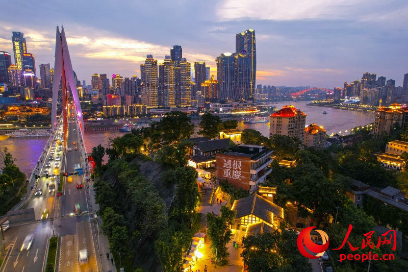 “南濱C灣”城市夜景。人民網 鄒樂攝
