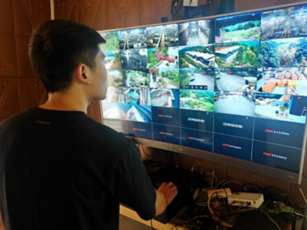 企業負責人張開鎰通過監控查看黑豬養殖情況。魏源森攝