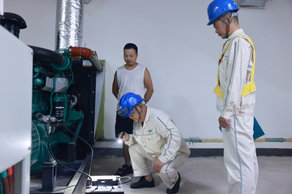 電力工人在檢查學校發電機。國網重慶大足供電公司供圖
