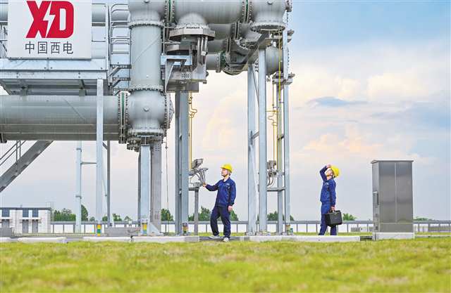 八月二十五日，特高壓巴岳站，運維人員在進行巡視檢查。記者 張錦輝 攝\視覺重慶