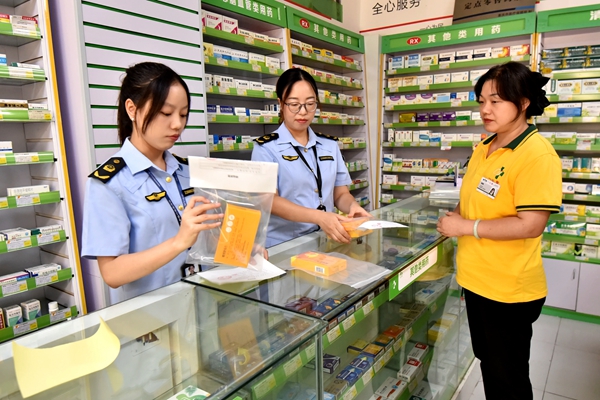 執法人員現場抽取藥品監督抽檢樣品。冷林臨攝