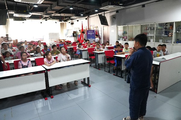 表演老師向孩子們介紹皮影戲。西部航空供圖