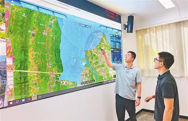 北碚智慧環保指揮中心，工作人員在查看大氣污染監測數據。首席記者 陳維燈 攝\視覺重慶