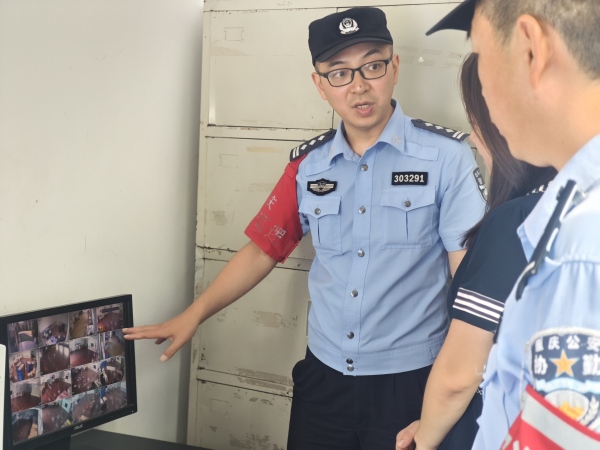 民警排查校園安全隱患。南岸區公安分局供圖