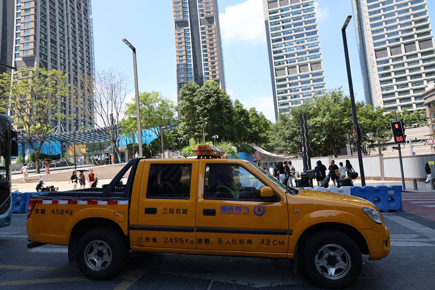 “紅巖燃小兵”駕駛重慶燃氣搶險車輛奔赴下一個目的地。重慶燃氣集團供圖