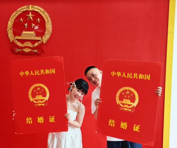 甜蜜“七夕”，渝北區領證新人曬幸福。徐梅攝