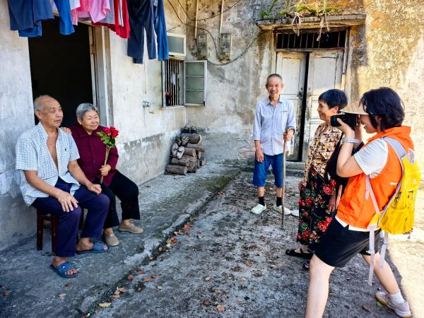 銀齡志愿者與攝影師上門為老人拍攝。于澤源攝