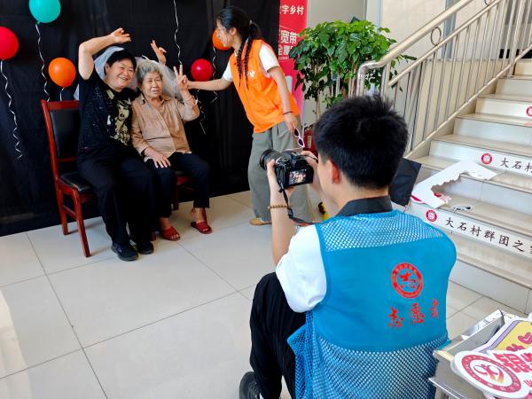 專業攝影志愿者為老人拍攝。鄒冰倩攝