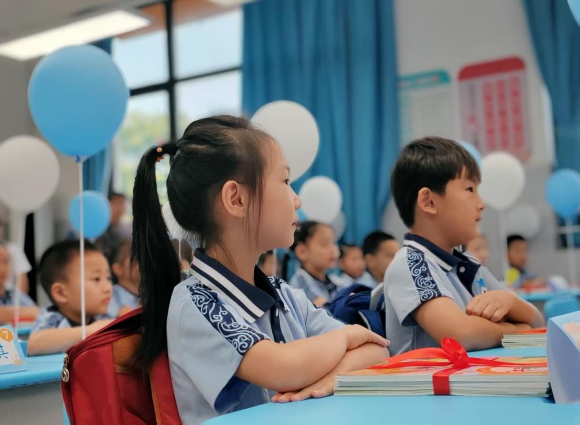 勉仁小學一年級新生在上禮儀課。晏瀅瀅攝