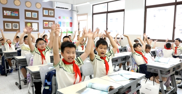 江南廣茂小學學生在新空調下做游戲。付軍攝