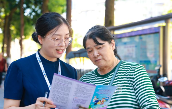 廈門銀行重慶大足支行工作人員向市民開展反詐宣傳。曾英豪攝