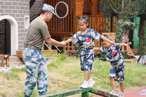 孩子們在野戰區體驗軍事演練。朝陽幼兒園供圖