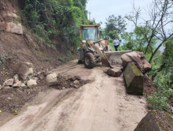 清理落石。雙龍鎮供圖