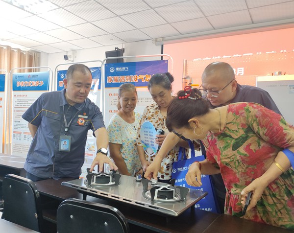 “紅巖燃小兵”為村民講解用氣安全注意事項。重慶燃氣集團供圖