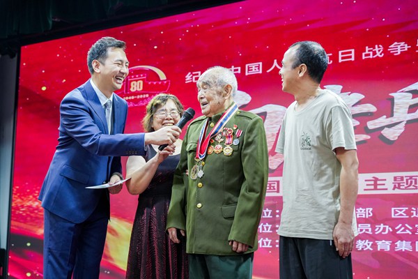 101歲抗戰老戰士喻良科走進萬州二中講述抗戰故事。黃建樺攝