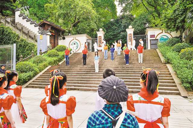 　九月一日，北碚區中山路小學將“開學第一課”搬上街頭，聯動朝陽街道“梧桐細語”宣講團，開展愛國主義情景劇演出。記者 張春曉 攝\視覺重慶