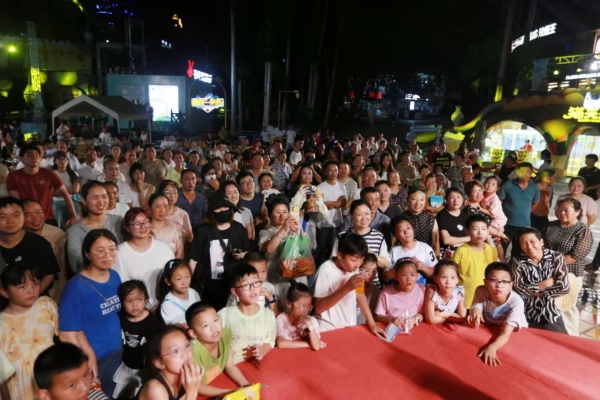 游客夜晚在景區游玩。景區供圖