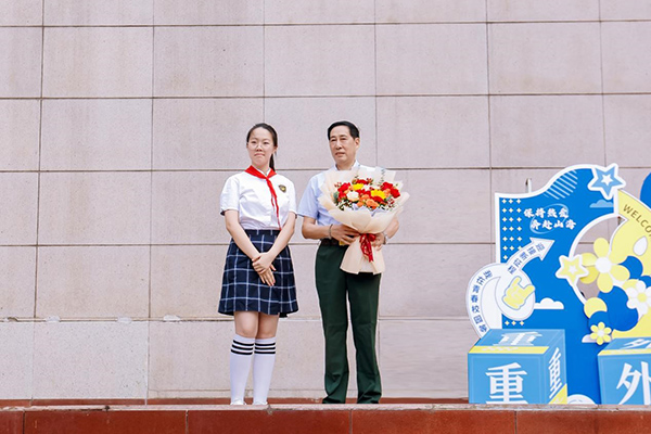 學生代表向鄧從國老先生獻花。重慶外國語學校供圖