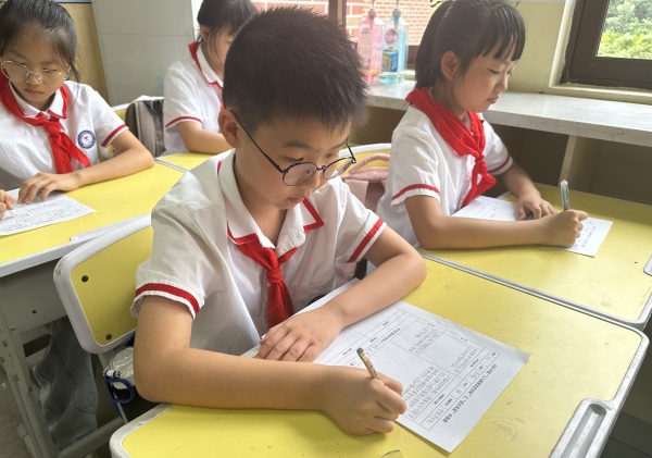 學生填寫新學期目標。合川巴蜀小學供圖