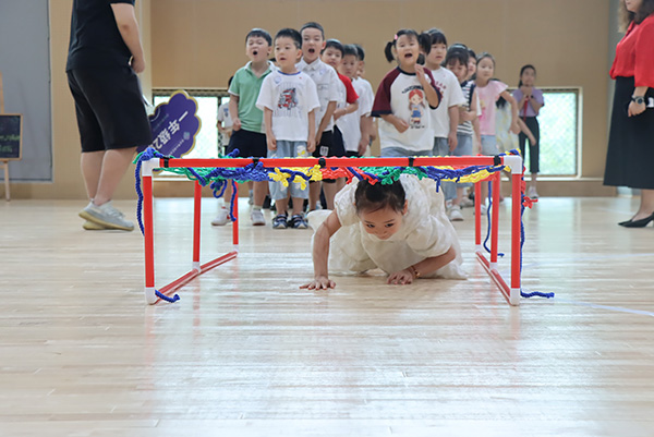 “小云朵”在闖關中匍匐前進。云錦小學供圖