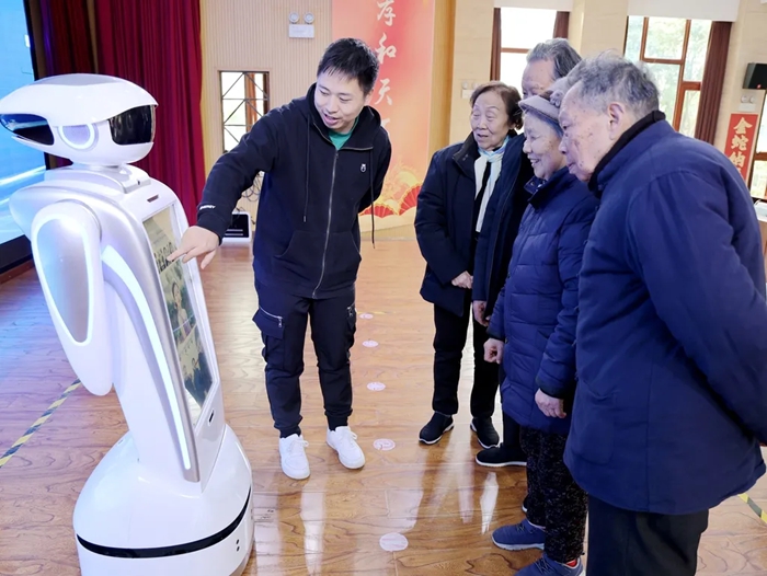 老人們與機器人“裴裴”互動。重慶市第一社會福利院供圖