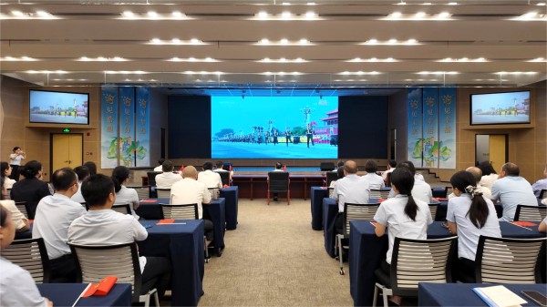 集中觀看閱兵儀式。郵儲銀行重慶分行供圖