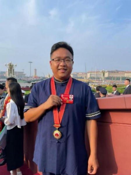 楊聰受邀現場觀看閱兵儀式。郵儲銀行重慶分行供圖