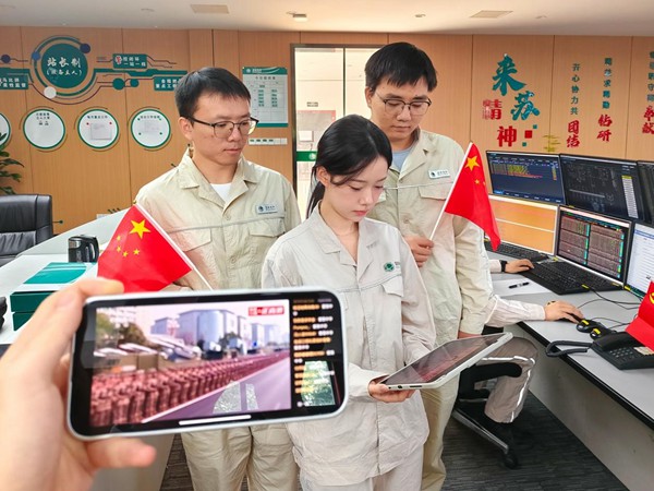 9月3日，在國網永川供電公司變電集控站，工作人員在監測工作之余收看紀念大會和閱兵儀式直播。雷柳攝