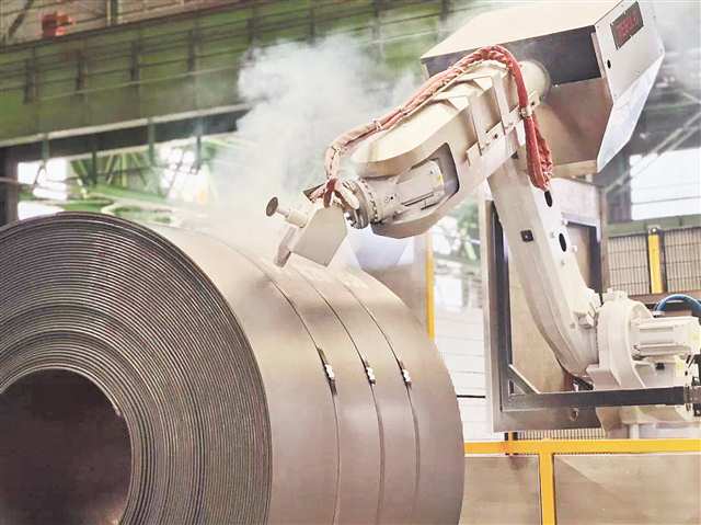 重慶鋼鐵股份有限公司的智能機器人為軋制好的產品烙印生產信息。（受訪者供圖）