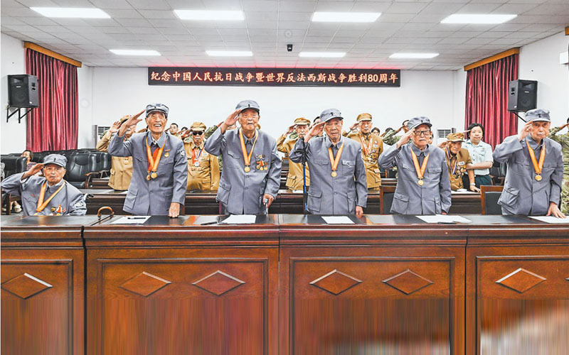 九月三日，重慶警備區渝中第三離休所，抗戰老戰士們在收看直播時紛紛起身敬禮。首席記者 龍帆 攝\視覺重慶