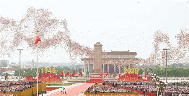 九月三日，紀念中國人民抗日戰爭暨世界反法西斯戰爭勝利八十周年大會在北京隆重舉行。這是紀念大會現場放飛和平鴿和氣球。新華社記者 姚大偉 攝