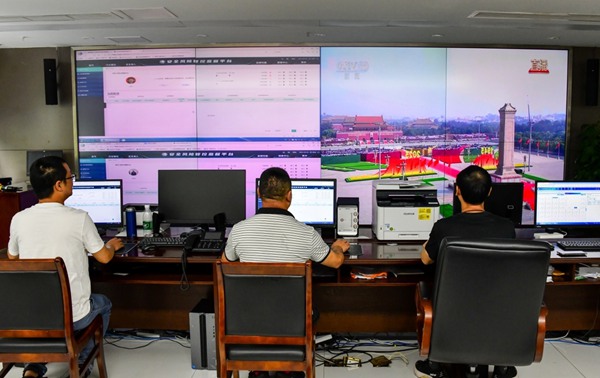 9月3日，國網重慶江津供電公司安監部督查員工利用工作間隙收看紀念大會和閱兵儀式直播。王化全攝