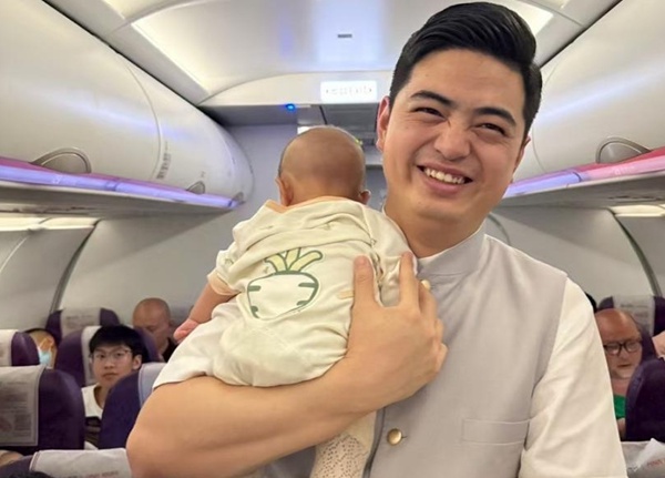 西部航空乘務員為旅客照顧嬰兒。西部航空供圖