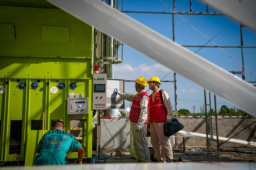 電力人員對農機設備進行安全檢查。國網永川供電公司供圖