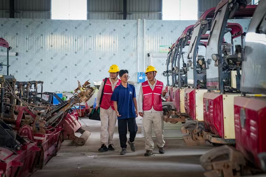 電力人員對農機設備進行安全檢查，并了解村民用電需求。國網永川供電公司供圖