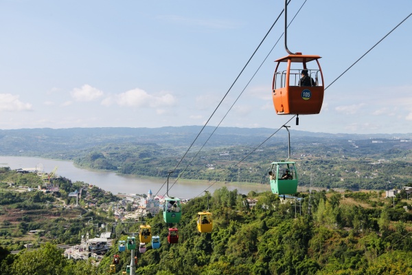 游客乘坐索道觀光。景區供圖