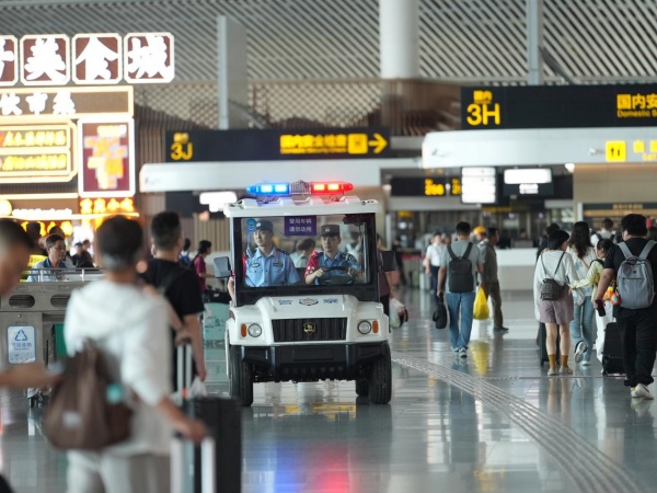 航站樓內見警燈。重慶市公安局機場分局供圖