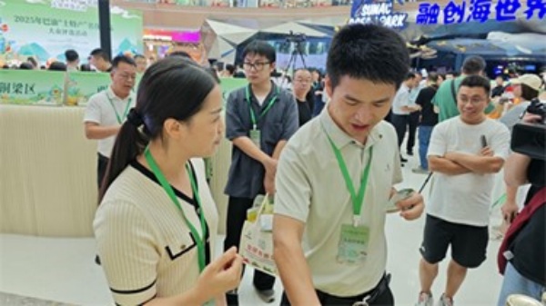 潼南推介官講述參展產品。潼南區委宣傳部供圖