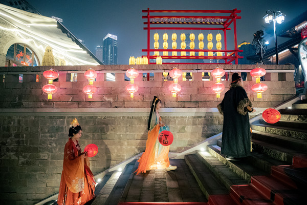 市民、游客參與“十八梯打燈籠步步高”春節活動。渝中區委宣傳部供圖