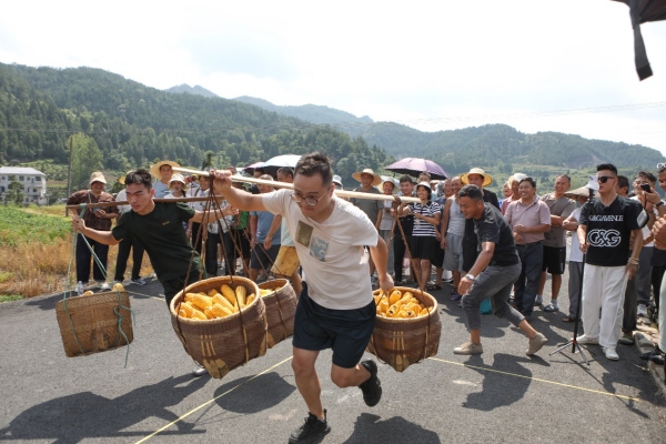 村民們正在參加挑苞谷比賽。胡程攝