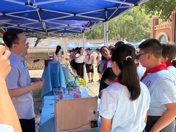 有趣的科普展位吸引學生駐足觀看。陳俊攝