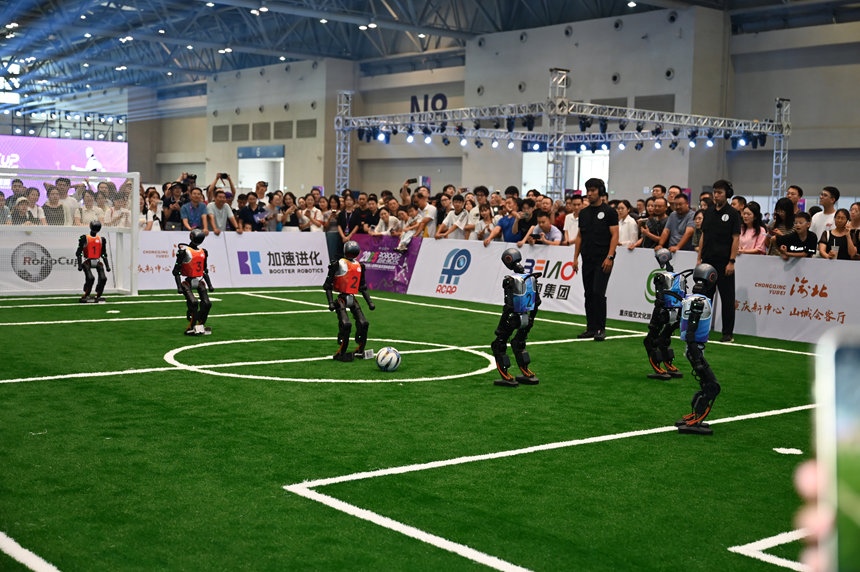 機器人足球比賽。鄒樂攝