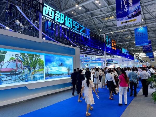 梁平展廳人氣旺。黃亞輝攝